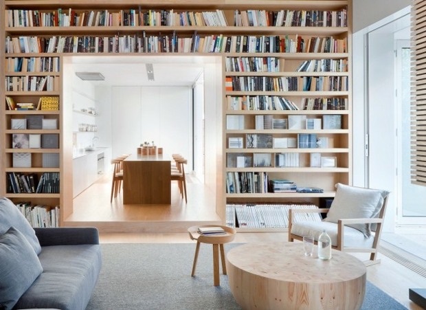superbe extension maison avec meuble bibliothèque sol au plafond
