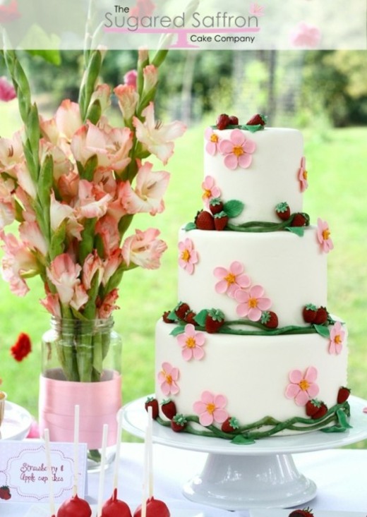 superbe gâteau à étages orné fleurs et fraises
