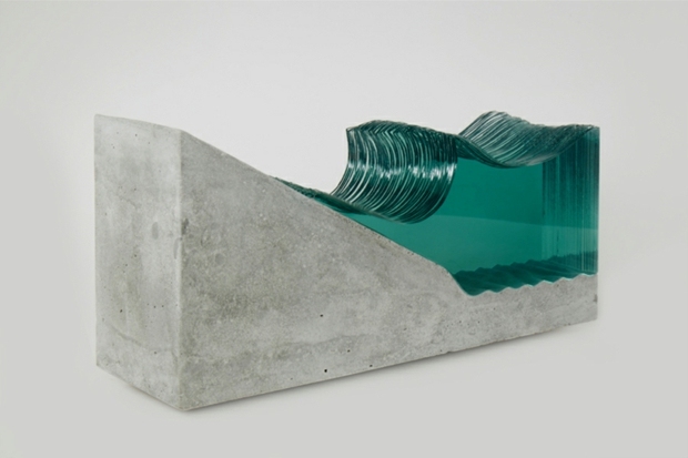 superbe sculpture vague feuilles de verre sur béton