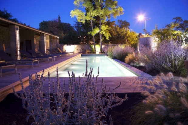 superbe terrasse bois ponctuée piscine