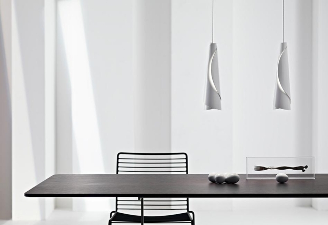 suspension-luminaire-design-Foscarini-maki-blanches-design-innovant-élégantes-table-bois suspension luminaire