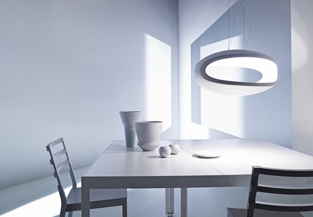 suspension-luminaire-design-Foscarini-o-space-moderne-blanche-forme-ovale-table-chaises-blanches suspension luminaire
