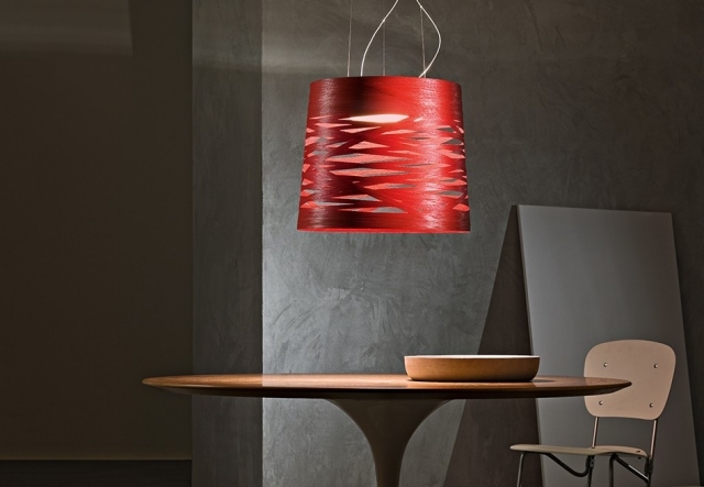 suspension-luminaire-design-Foscarini-tress-rouge-design-élégant-table-bois-ronde suspension luminaire