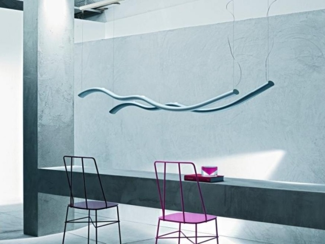 suspension-luminaire-design-Foscarini-wave-design-original-extravagant-blanche-chaises-rose-lilas suspension luminaire