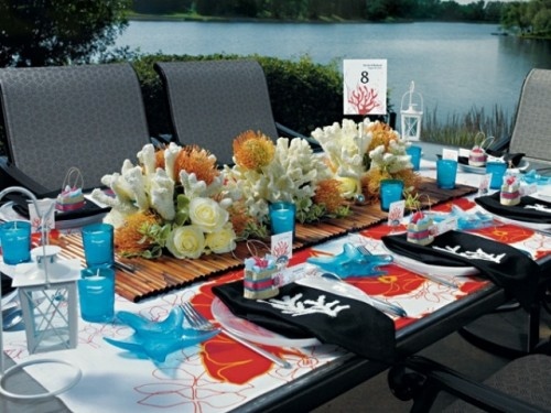 table au bord du lac couleurs vives