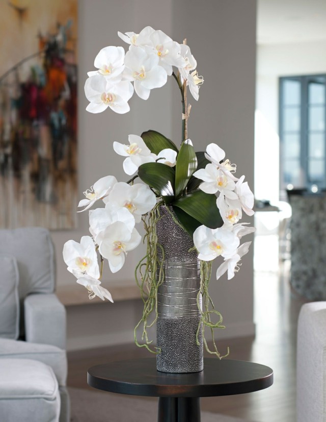 table basse decoree orchidee blanche vase argente
