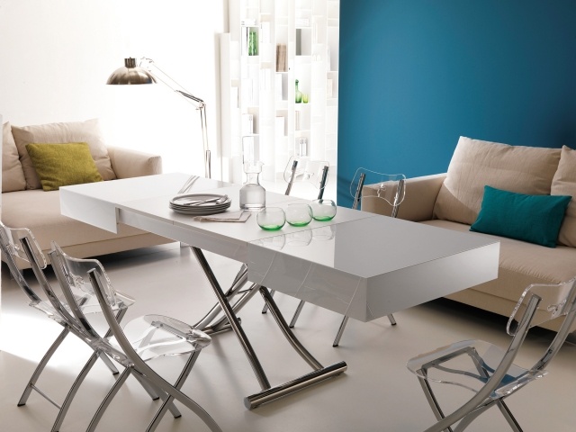 table-basse-relevable-idee-originale-couleur-blanche-chaises-transparentes