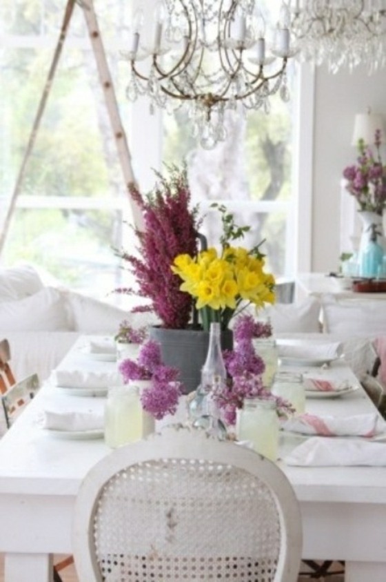 table blanche fleurs violettes