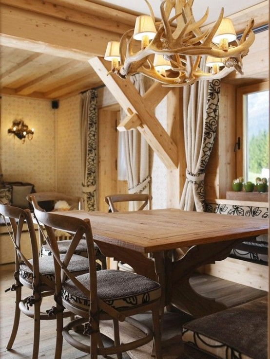maison rustique en bois table bois naturel luminaire suspendu bois