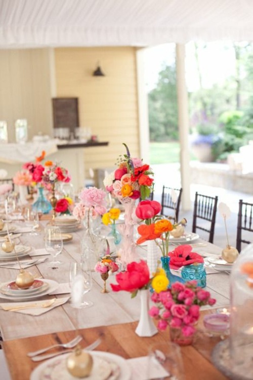 table bois parée fleurs couleurs vives