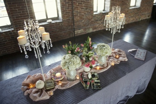 table chandeliers fleurs bougies monogrammes