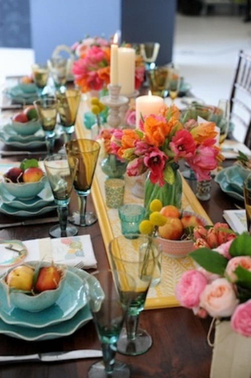 table conviviale parée couleurs vives assiettes turquoise