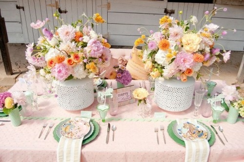 table couleurs pastel fleurs pétillantes