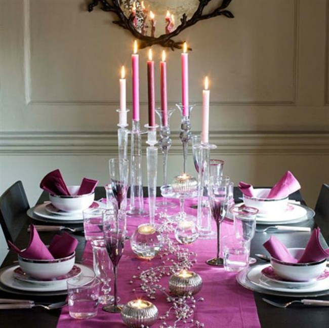 table de  Noël en violet et bougies