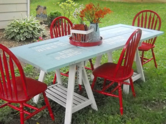 Table de jardin DIY en ancienne porte de maison recyclée 
