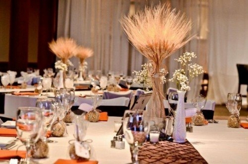 table de mariage originale avec bouquets plumes