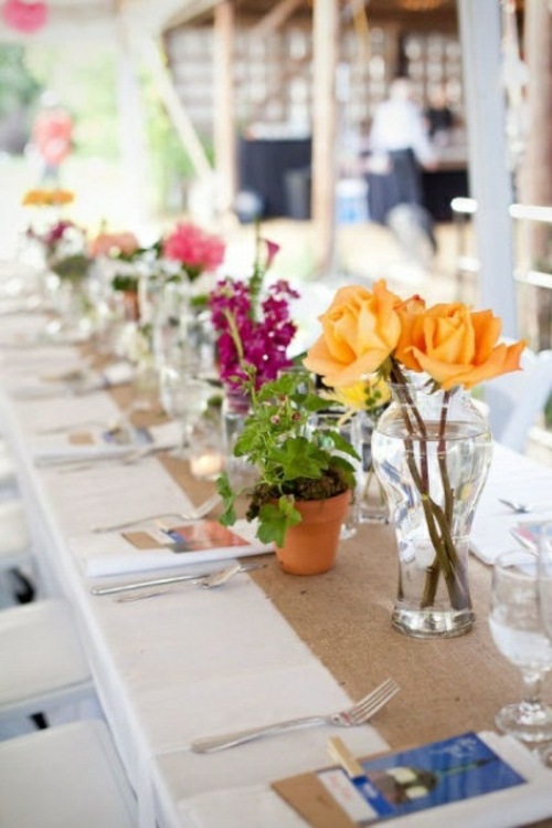 table de mariage parée de vases fleurs
