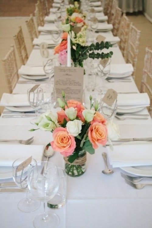 table de mariage ponctuée vases roses