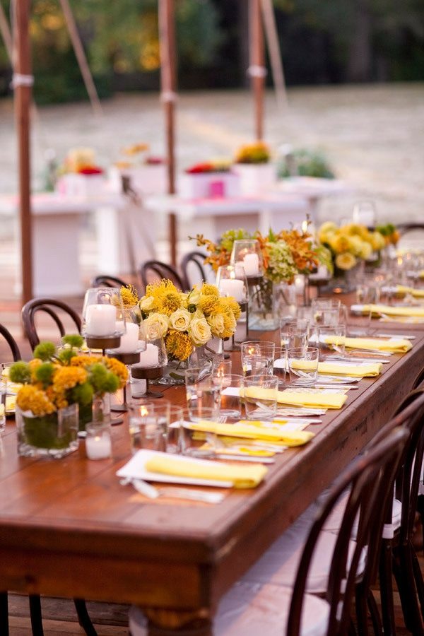 table deco fleurs jaunes marron