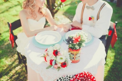 table des maries assiette couleur menthe rouge blanc
