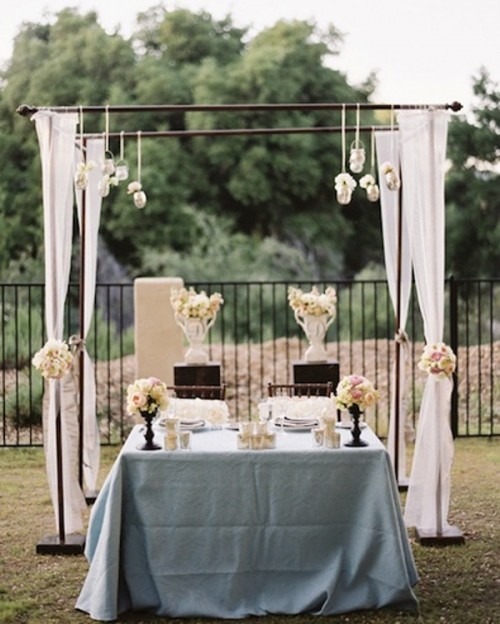 table des maries nappe longue exterieur bouquet tonnelle jardin