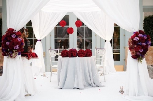 table des mariés bouquets pendant toile blanche tonnelle