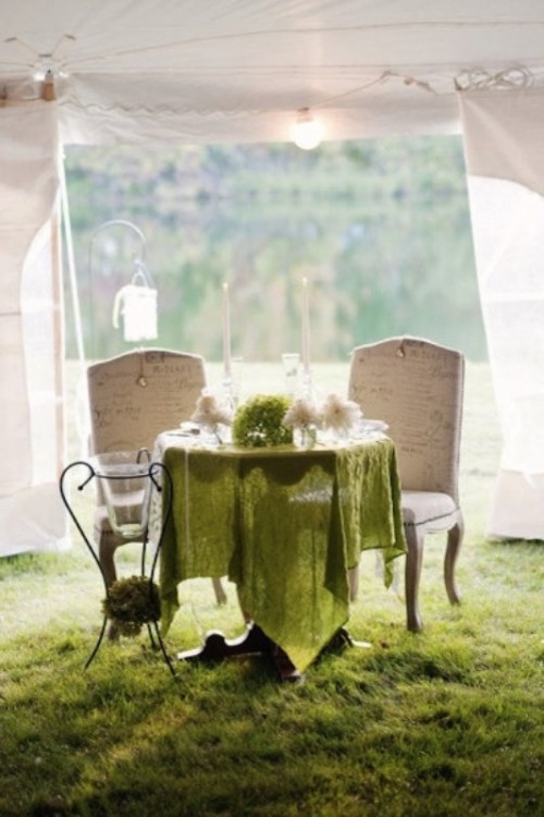 table des mariés nappe verte pendant drape fauteuil