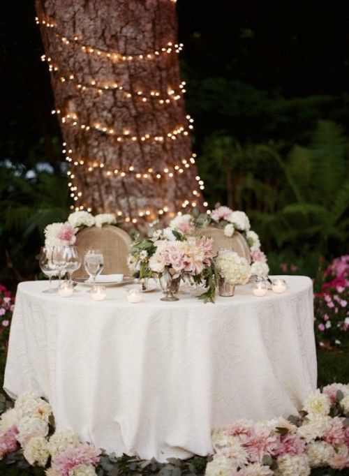 table des mariés tronc arbre lumieres noel nuit ronde