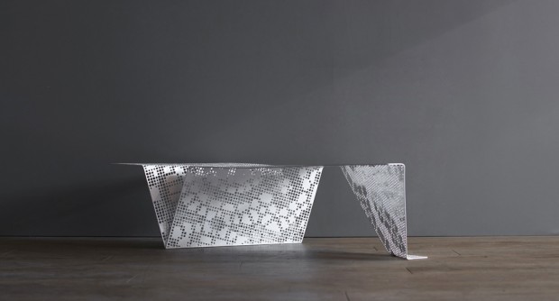 table design metal apparence dentelle