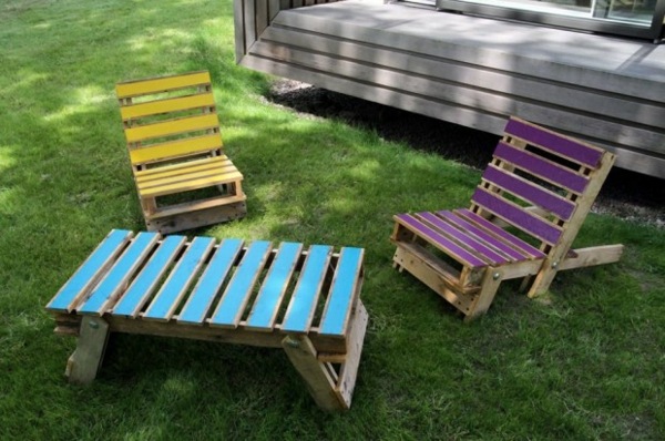 table deux chaises faites bois recycle