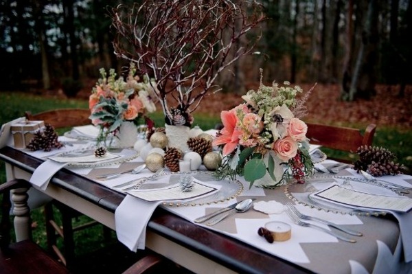 table décorée pour mariage près de la forêt