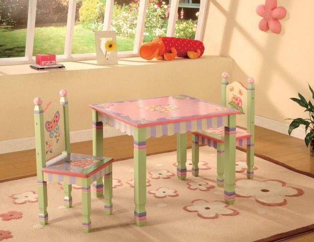 table-enfant-chaises-tapis-motifs-floraux
