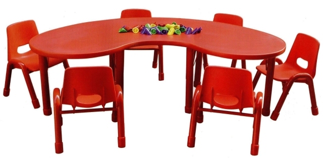 table-enfant-couleur-rouge-chaises-sympas