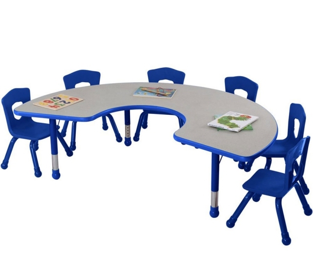 table-enfant-demi-ronde-chaises-couleur-bleue