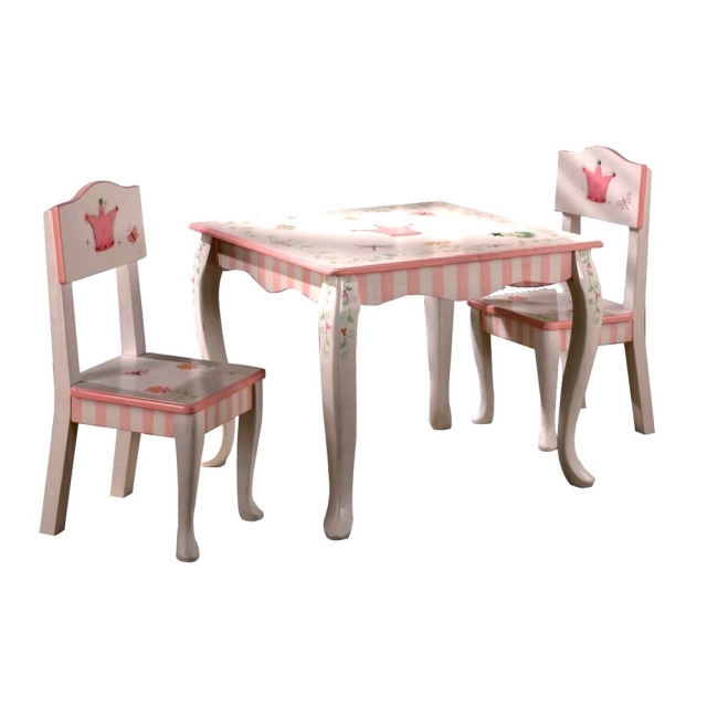 table-enfant-forme-carre-chaises-décoration-couronne