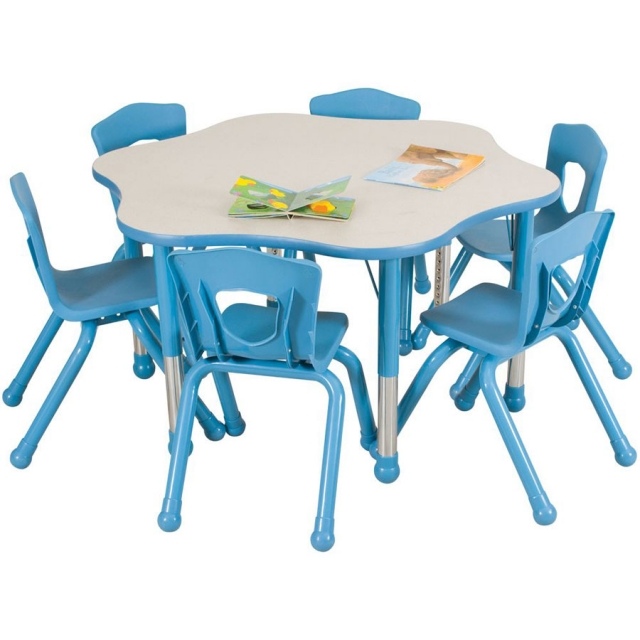 table-enfant-forme-fleurs-chaises-bleues