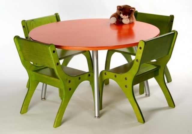 table-enfant-forme-ronde-bois-chaises-vertes