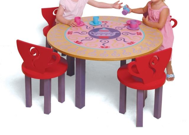 table-enfant-forme-ronde-chaises-ornements-sympas
