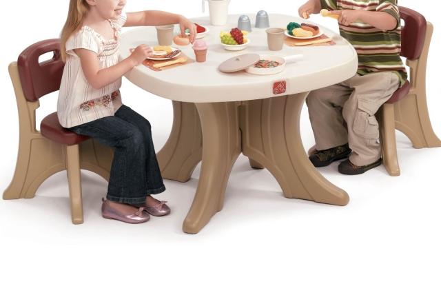 table-enfant-plastique-ronde-chaises-sympas