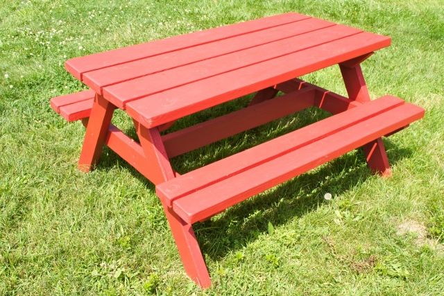table-enfant-rectangulaire-bois-couleur-rouge-banc