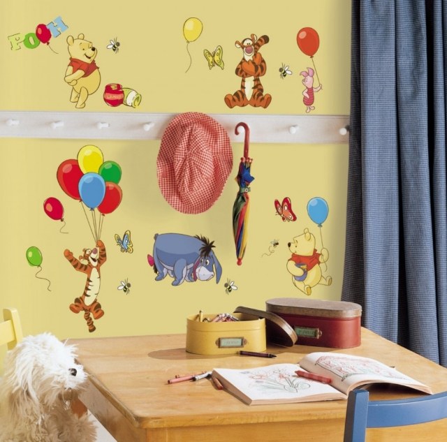 table-enfant-theme-winnie-ourson-décoration-murale