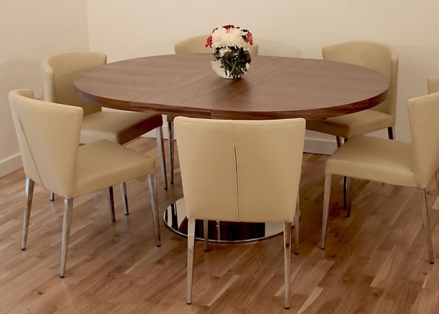 table-extensible-idée-originale-bois-chaises-couleur-crème