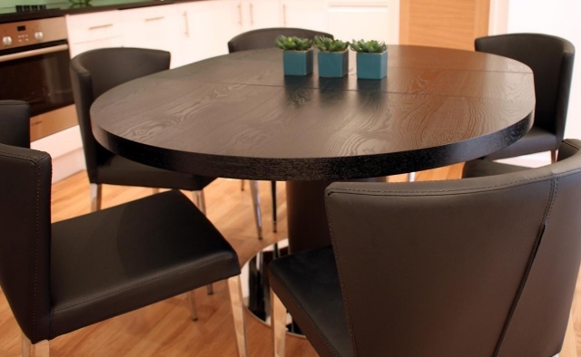 table-extensible-idée-originale-bois-chaises-cuir-couleur-marron