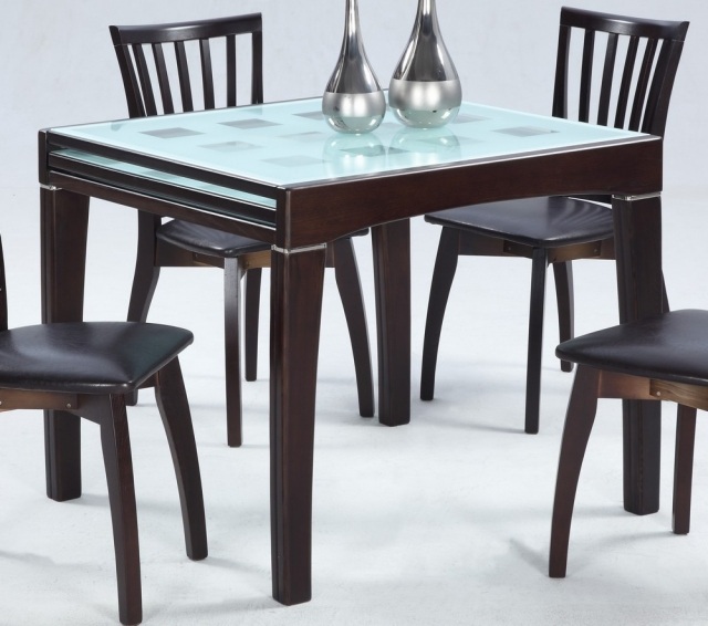 table extensible idée-originale-forme-rectangulaire-bois-chaises
