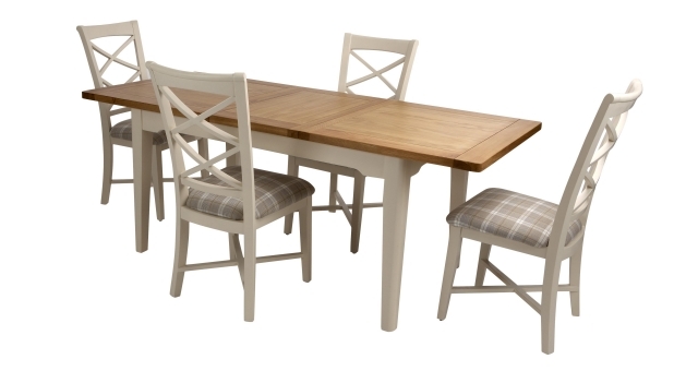table-extensible-idée-originale-forme-rectangulaire-chaises-blanches