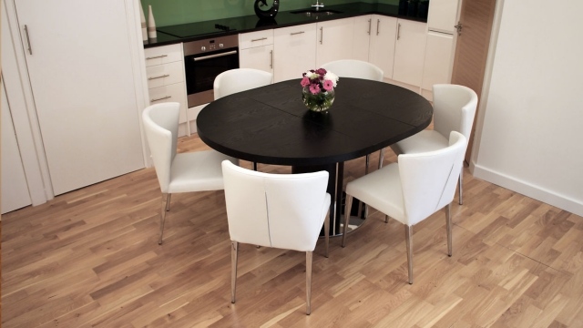 table-extensible-idée-originale-ronde-bois-chaises-blanches-parquet-flottant