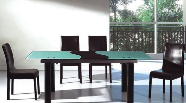 table extensible idée-originale-verre-forme-rectangulaire-chaises-noires