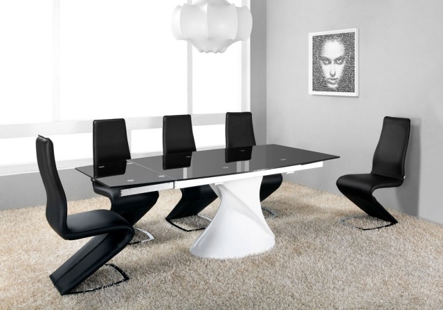 table-extensible-idée-originale-verre-noire-support-blanc-chaises