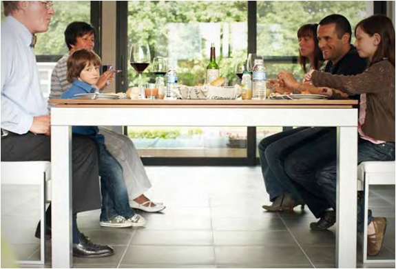 table-moderne-fusion-table-manger-famille