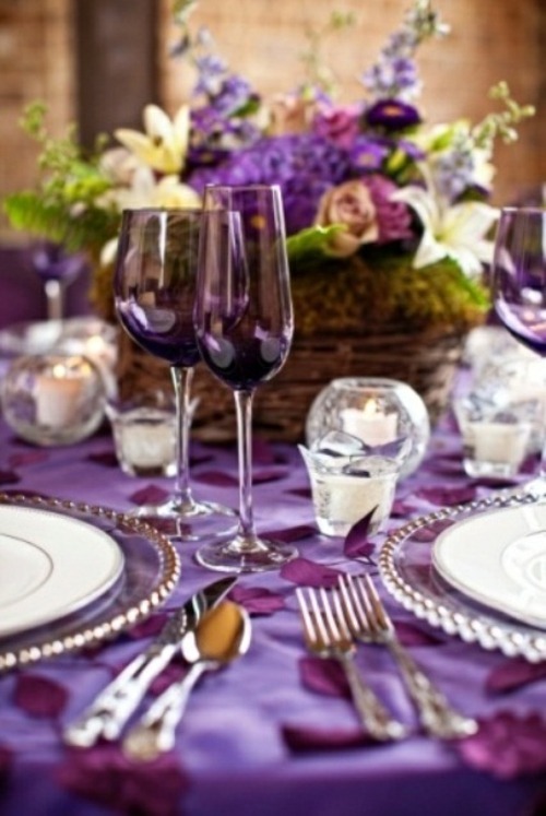 table nappe violette composition florale pièce maîtresse